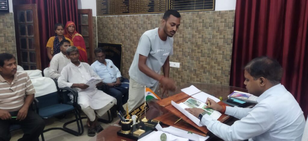 सदर SDO ने जनता दरबार में सुनी आमजनों की समस्याएं; 9 मामलों पर सुनवाई, संबंधित अधिकारियों को समयबद्ध कार्रवाई का निर्देश 1 IMG 20260921 WA0138