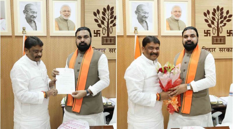 मुख्यमंत्री से मिलकर MLC डॉ. तरुण कुमार चौधरी ने समस्तीपुर के विकास से जुड़ी विभिन्न योजनाओं का रखा प्रस्ताव 1 InCollage 20260903 165407941