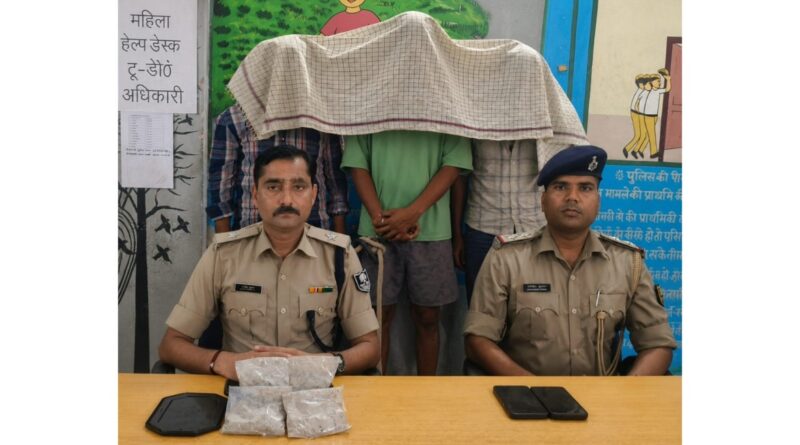 समस्तीपुर स्टेशन के बाहर करीब 10 लाख रुपये के 412 ग्राम ब्राउन शुगर के साथ महिला समेत चार गिरफ्तार, सिलीगुड़ी से लाई गई थी मादक पदार्थ की खेप 1 Picsart 26 09 01 21 42 15 943