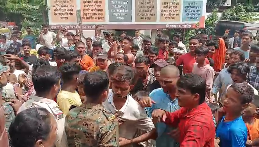 मिथुन की मौत मामले में घटहो थाने पर जमकर हंगामा, आरोपी महिला को पुलिस द्वारा छोड़ने पर थाना पहुंचे परिजन; टायर जलाकर किया हंगामा 1 VID 20260910 WA0034