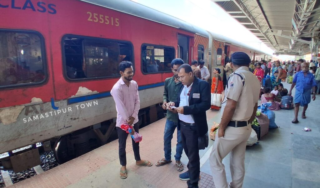 रेलवे का नया सिस्टम : अब RAC टिकट वाले यात्री सीट के लिए TTE के पीछे नहीं भागेंगे, नई व्यवस्था से होगी काफी सहूलियत 1 app 17897342786aad2d86bea02 1001907124