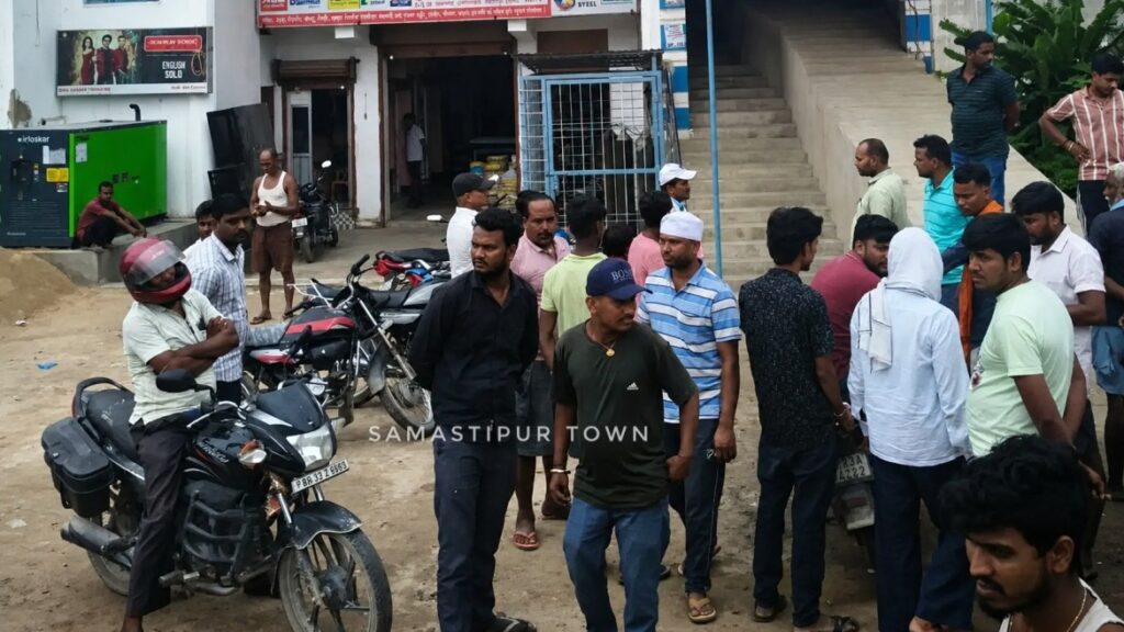दलसिंहसराय स्थित कनक हॉस्पिटल में बच्ची की मौ'त पर हंगामा, दो दिन से मृ'त बच्ची को वेंटिलेटर पर जिंदा बता इलाज का आरोप 1 file 0000000013248208a5f411aa8ffbd890