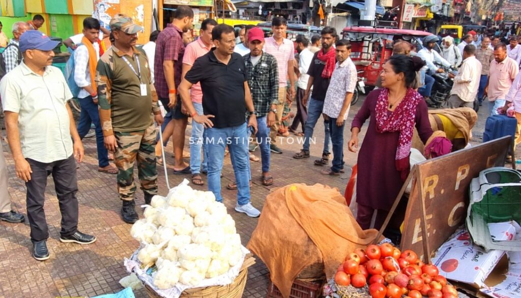 अतिक्रमण पर सख्त हुए नगर आयुक्त, समस्तीपुर स्टेशन चौक का किया औचक निरीक्षण; दुकानदारों को दुकान की सीमा में सामान रखने का निर्देश 1 file 000000002a5481f4933c8472646c8223