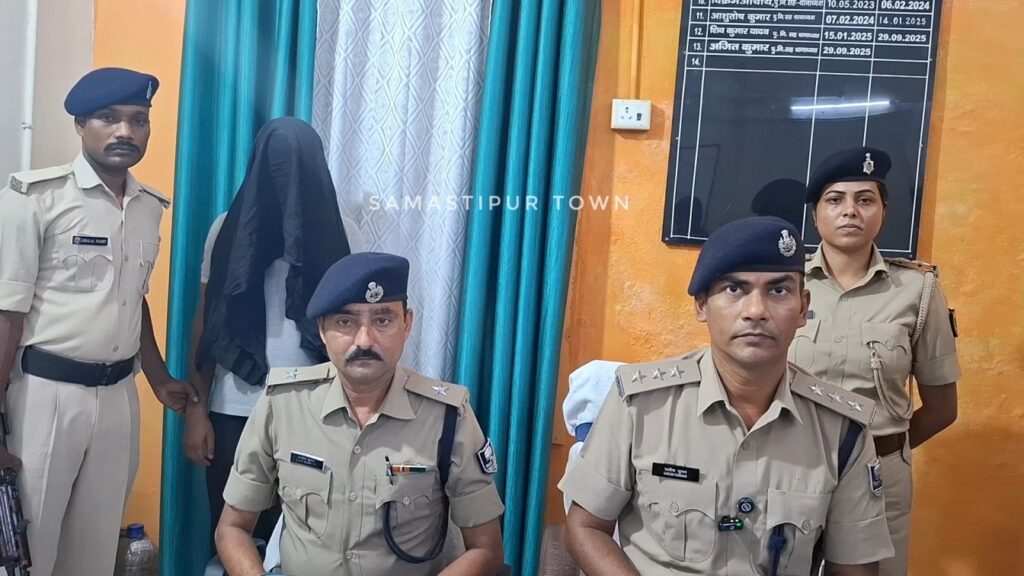 ट्रेन से समस्तीपुर पहुंचे 256 ग्राम ब्राउन शुगर के साथ तस्कर गिरफ्तार, रामबाबू चौक का रहने वाला साथी हुआ फरार 1 20261012 141445