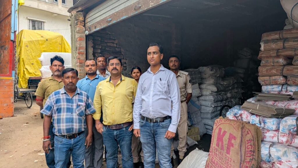 समस्तीपुर में GST विभाग का छापा, ट्रांसपोर्टर के गोदाम से बिना कागजात का माल जब्त, टैक्स चोरी की जांच शुरू 1 FB IMG 1790916164178