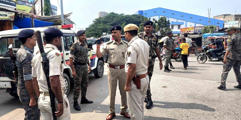 समस्तीपुर की सड़कों पर अचानक उतरी पुलिस, SP अरविंद प्रताप सिंह ने खुद संभाली कमान, एक-एक वाहनों की हुई जांच 1 IMG 20261003 WA0139