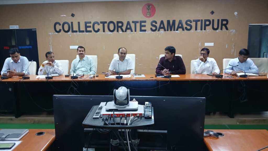 स्नातक-शिक्षक निर्वाचन की तैयारियों की डीएम ने की समीक्षा, सभी कोषांगों को समयबद्ध तरीके से काम पूरा करने का निर्देश 1 IMG 20261005 WA00451