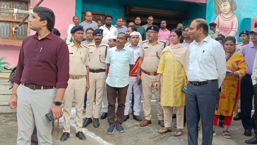 शिक्षक-स्नातक निर्वाचन को लेकर समस्तीपुर डीएम ने मतदान केंद्रों का लिया जायजा, बूथों पर मूलभूत सुविधाएं दुरुस्त करने का निर्देश 1 IMG 20261008 WA0100