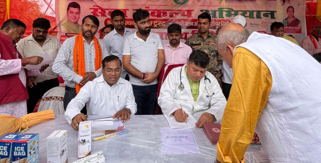 समस्तीपुर में केंद्रीय मंत्री डॉ. राजभूषण चौधरी ने स्वास्थ्य शिविर का किया उद्घाटन, समय निकालकर खुद से की मरीजों की जांच, हजारों लाभार्थियों ने उठाया लाभ 1 IMG 20261009 WA0022