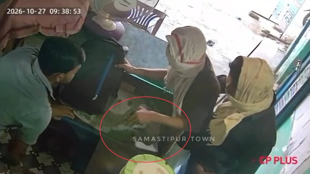 CCTV में कैद हुई दिनदहाड़े लूट की वारदात, हथियार के बल पर बदमाशों ने दुकानदार से 50 हजार रुपये नगद व लैपटॉप लूटा 1 Picsart 26 10 27 23 01 35 158