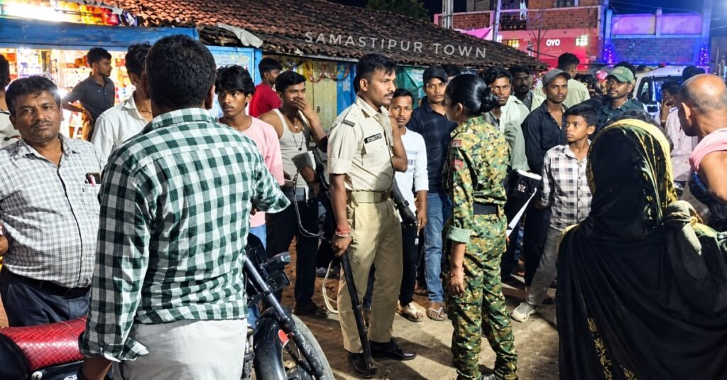 रोसड़ा में बच्चे का झाला दिखाने के बहाने आभूषण दुकान में घुसा बदमाश, हथियार दिखाकर जेवर से भरा बाॅक्स लेकर हुआ फरार 1 file 0000000003a48208b2afc2d9797ffb0f